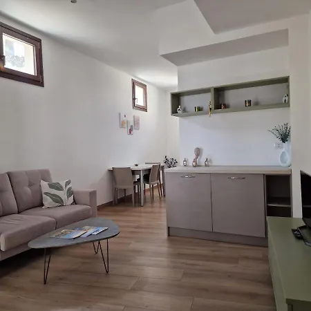 Modern Renovated Apt In Center アパート シクリ