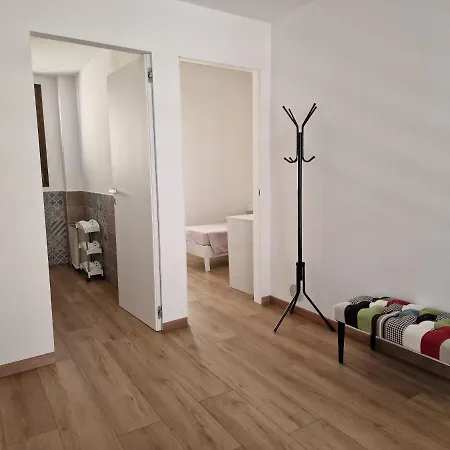 Modern Renovated Apt In Center アパート *