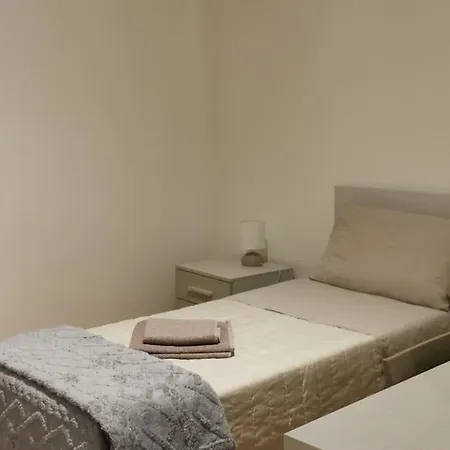 Modern Renovated Apt In Center アパート